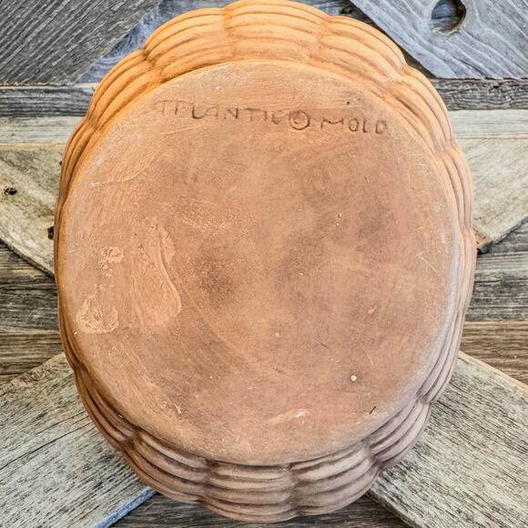 1970's Vintage Atlantic Mold, Easter Bunnies in Basket w/ 15 Iridescent Eggs - Picture 11 of 12